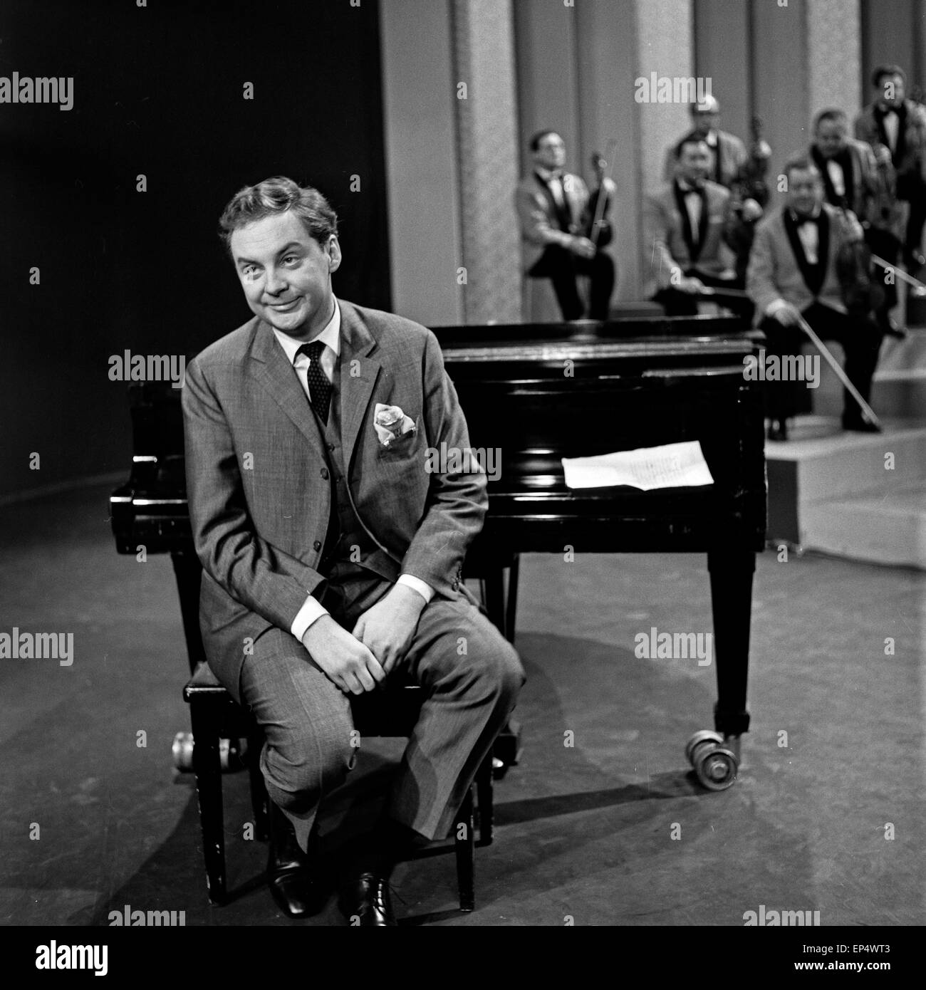 Werner Müllers Schlagermagazin, Musiksendung, Deutschland 1962, Regie: Klaus Überall, Gaststar: Harald Juhnke Foto Stock