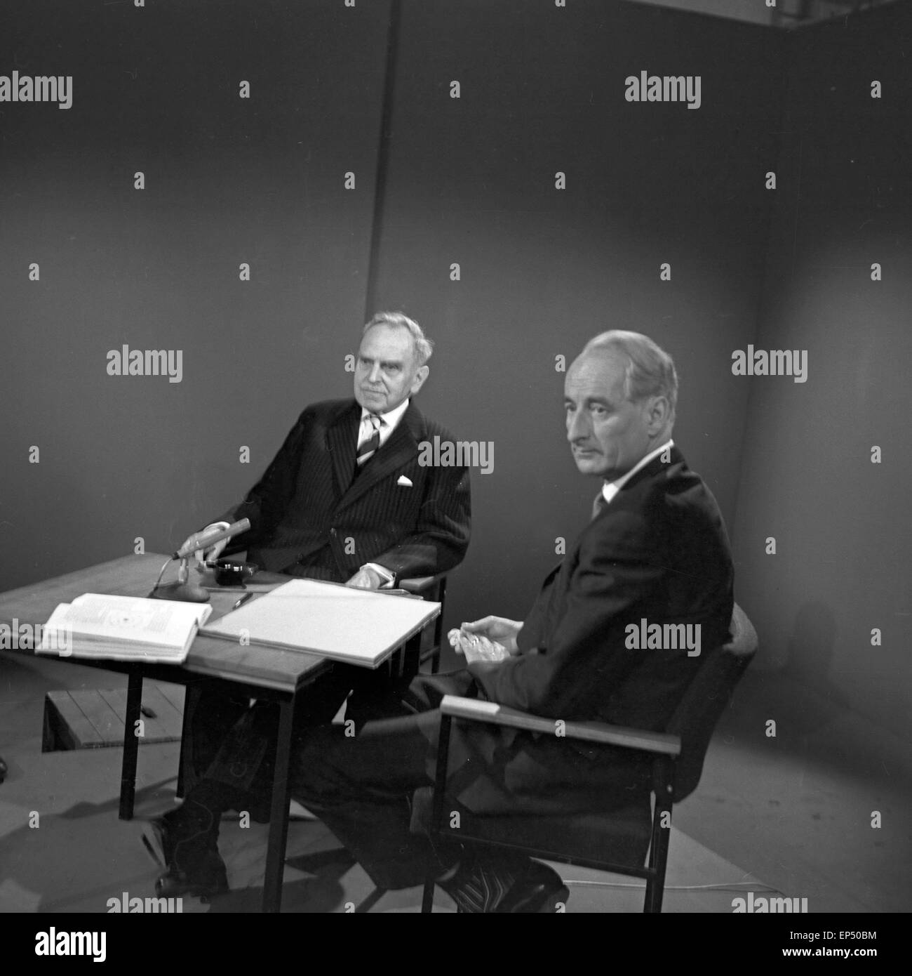 Professor Otto Hahn im Gespräch mit Heinz Haber in Amburgo, Deutschland 1960er Jahre. Professor Otto Hahn parlando di Heinz Haber Foto Stock