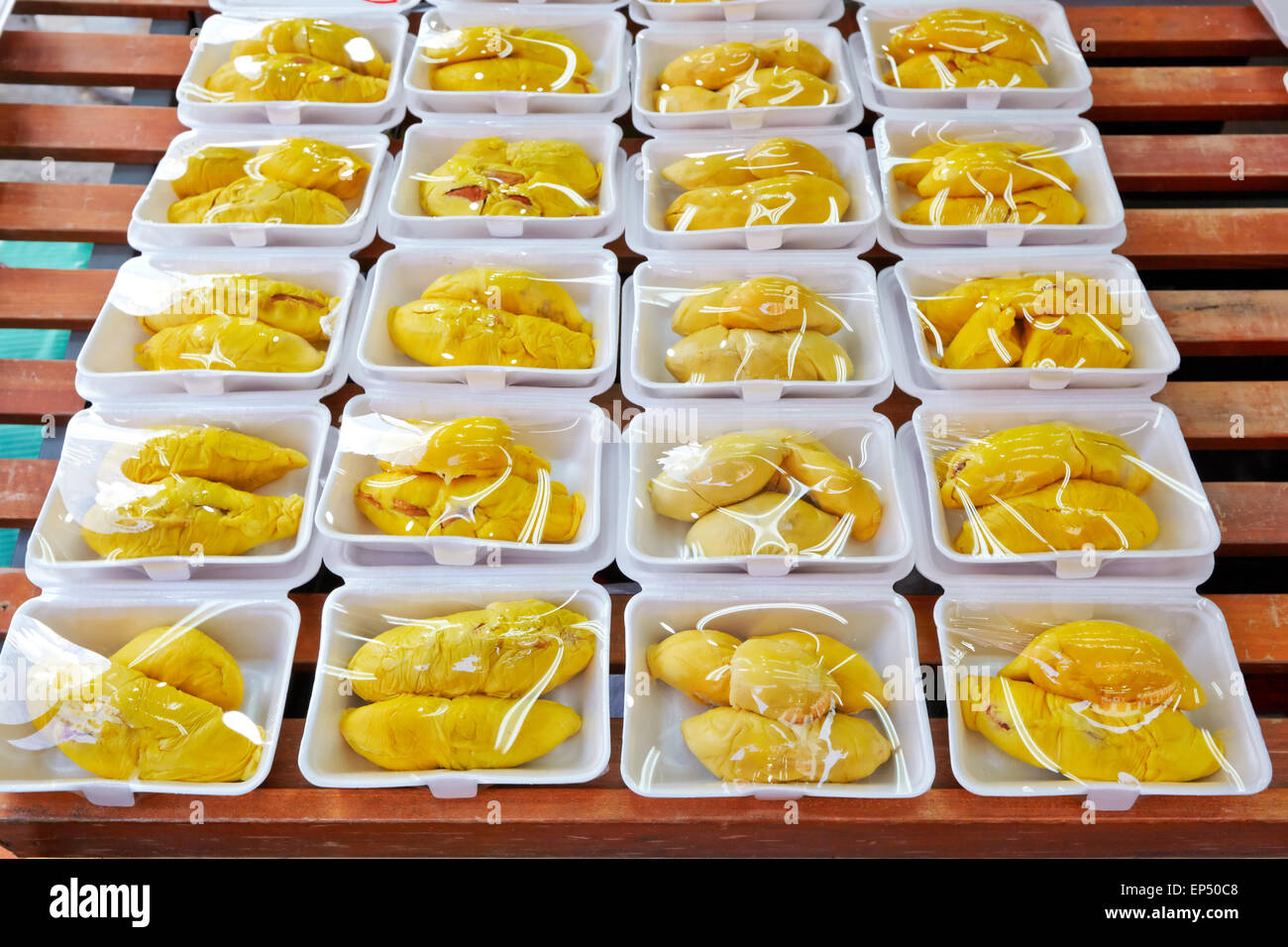 Sbucciate durian presso la strada del mercato Foto Stock
