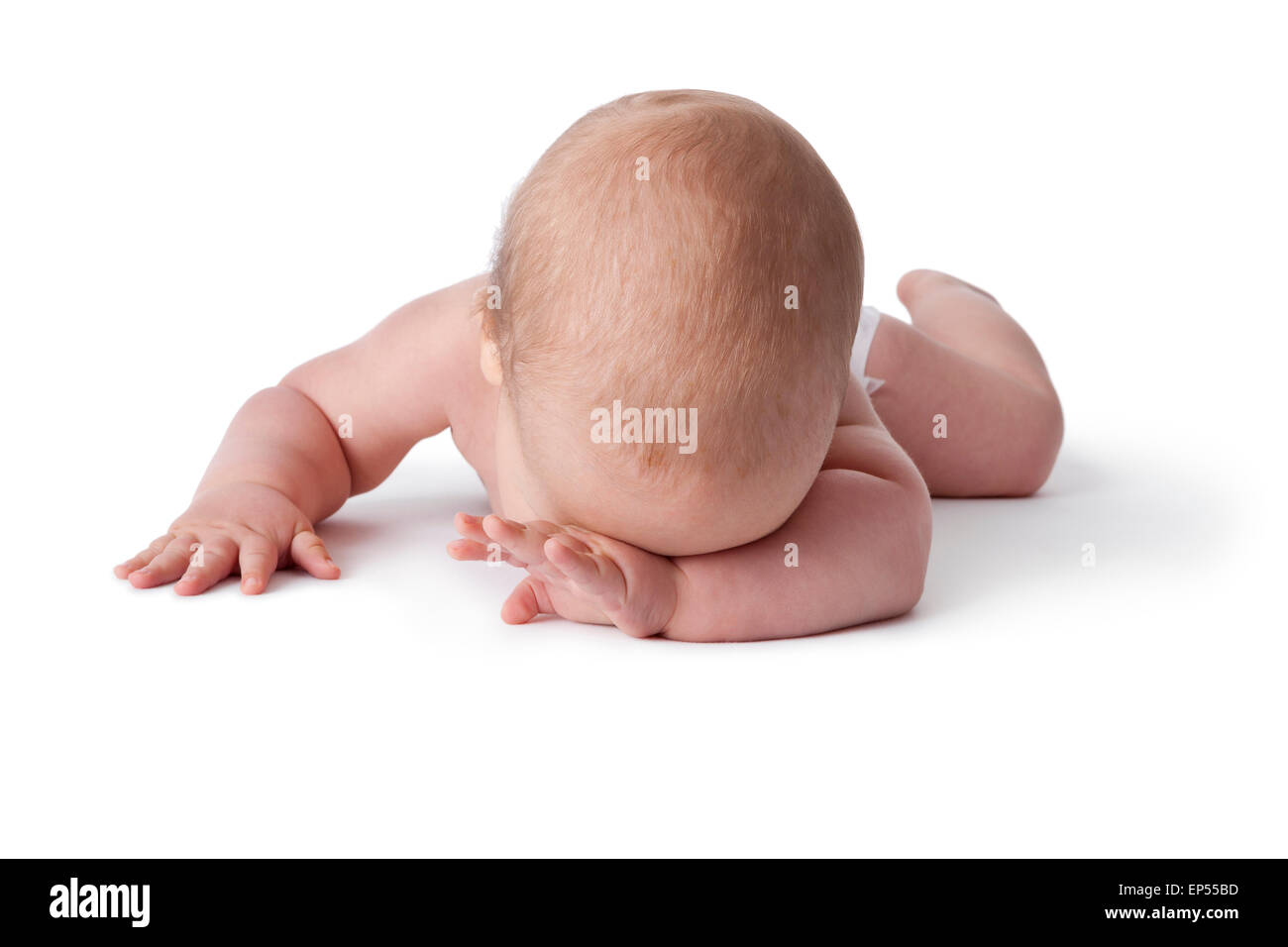 Triste stanco little baby boy sdraiato sul suo ventre su sfondo bianco Foto Stock