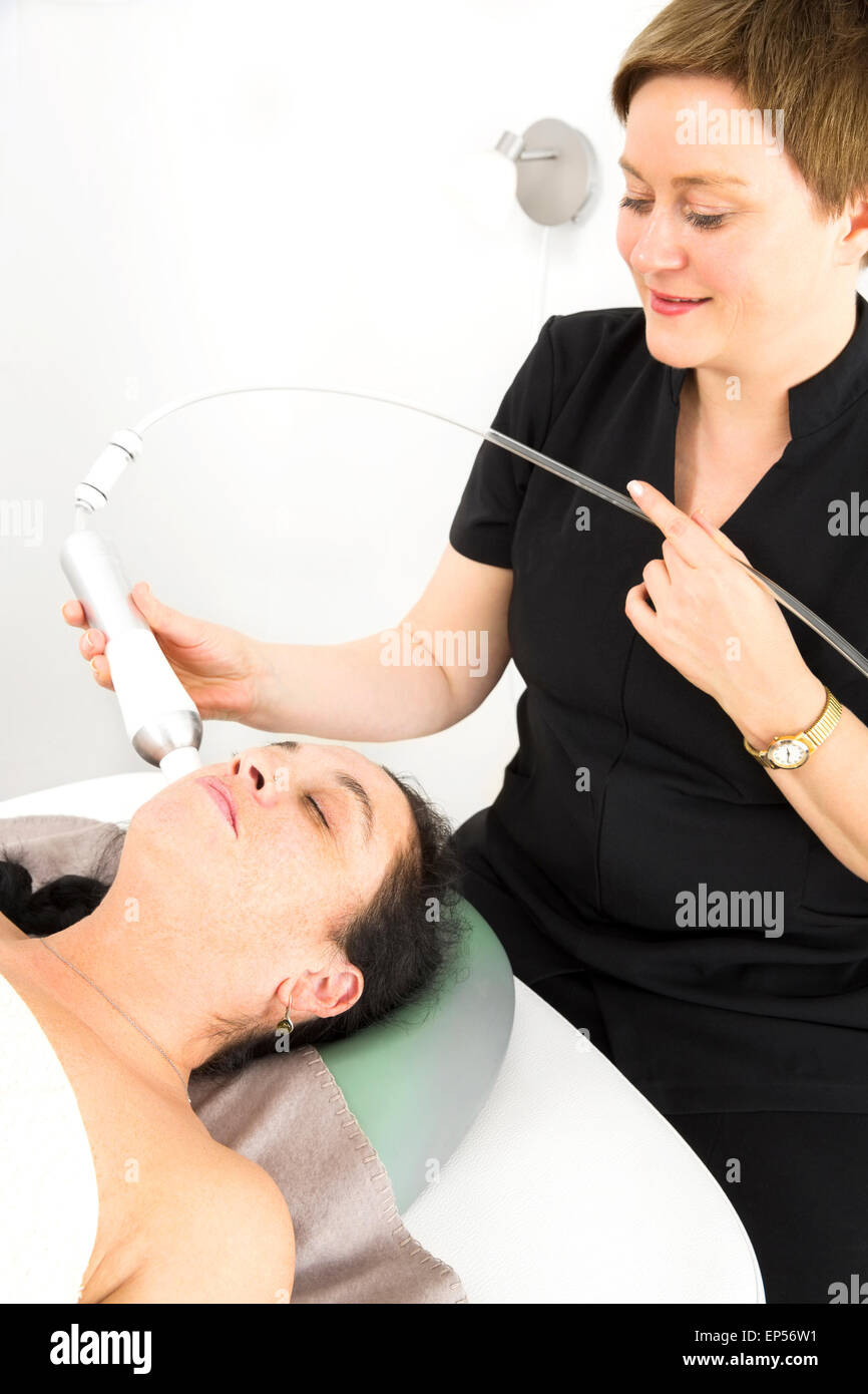 Client femmina ottenere trattamento viso al beauty spa Foto Stock
