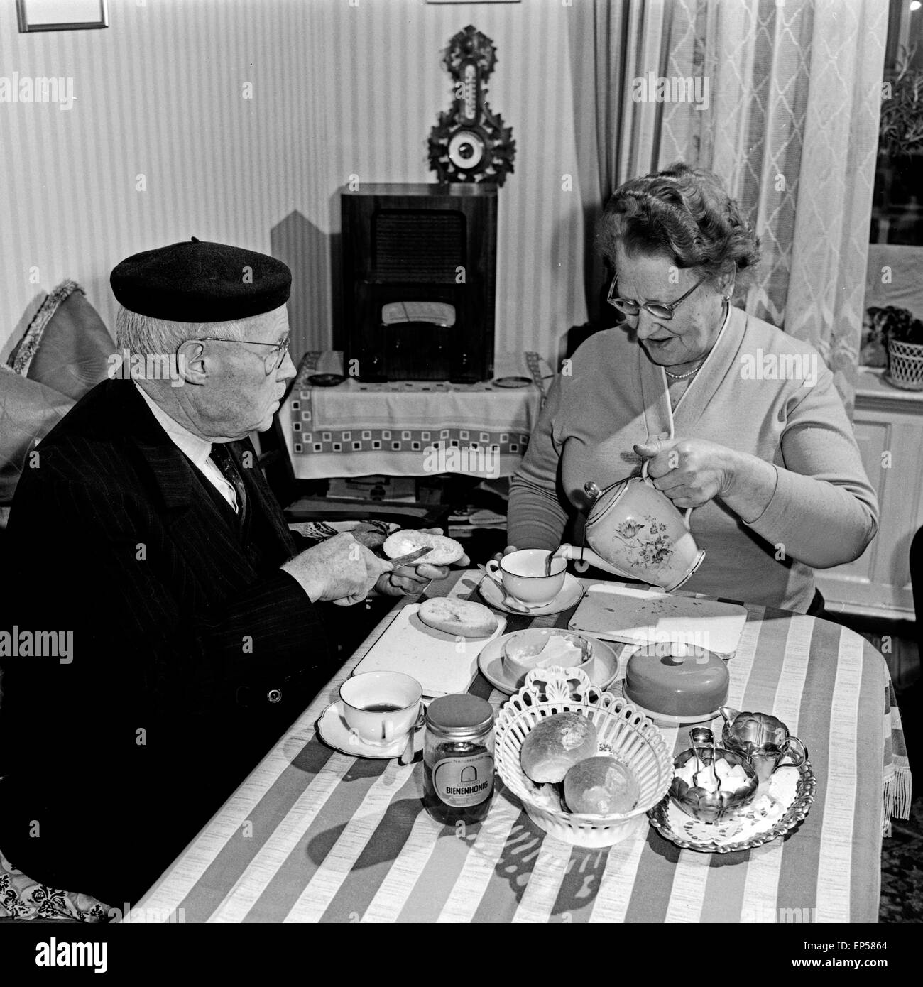 Ein altes Ehepaar beim Nachmittagskaffee, Deutschland 1960er Jahre. Un anziano giovane enyoing il loro caffè nel pomeriggio, Germa Foto Stock