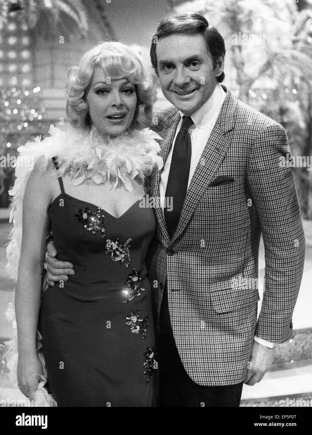 Deutscher Schauspieler, Sänger und Entertainer Harald Juhnke mit Barbara Schöne im ZDF Wunschkonzert 'Musik ist Trumpf', DT Foto Stock