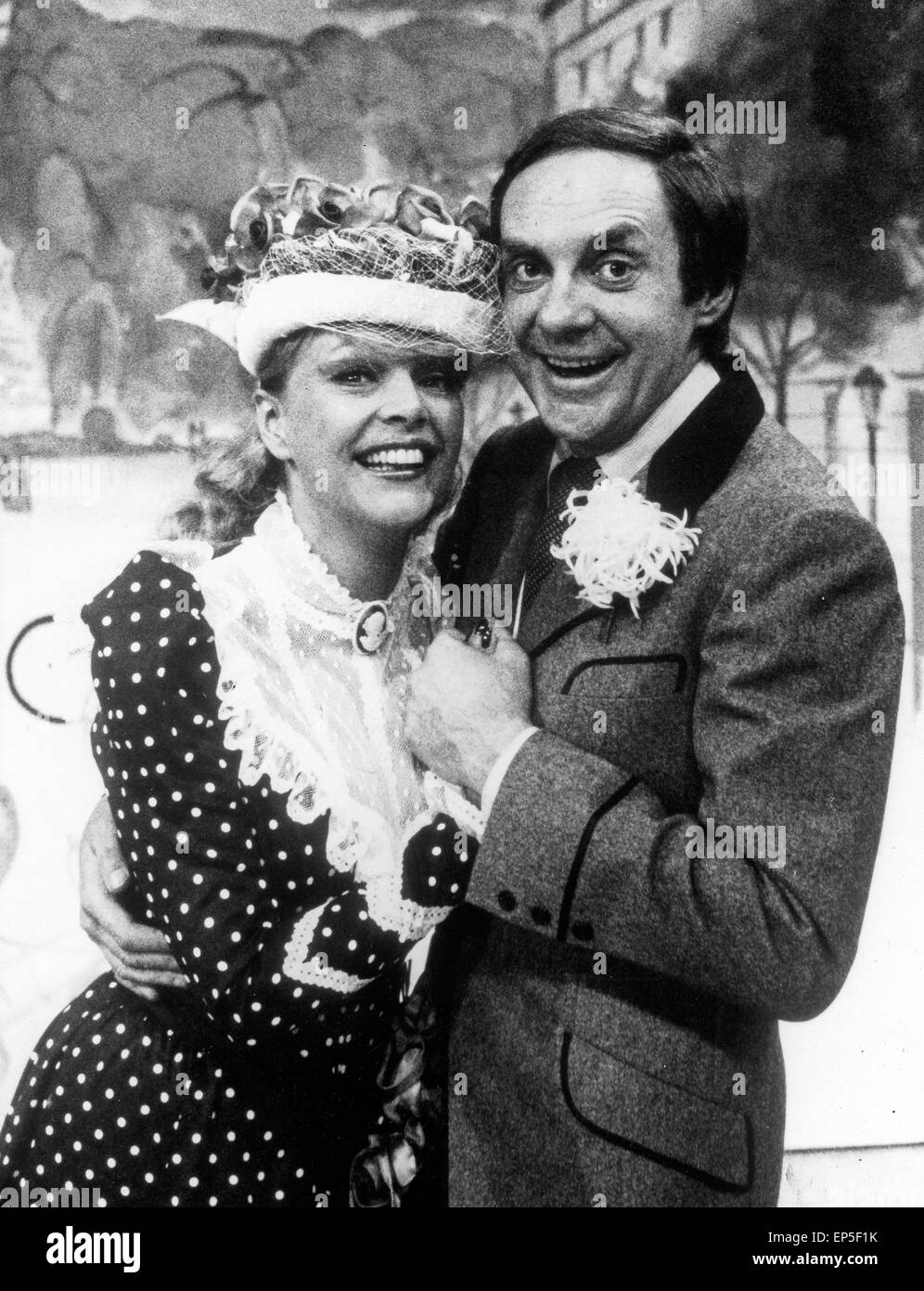 Deutscher Schauspieler, Sänger und Entertainer Harald Juhnke mit Barbara Schöne im ZDF Wunschkonzert 'Musik ist Trumpf', DT Foto Stock