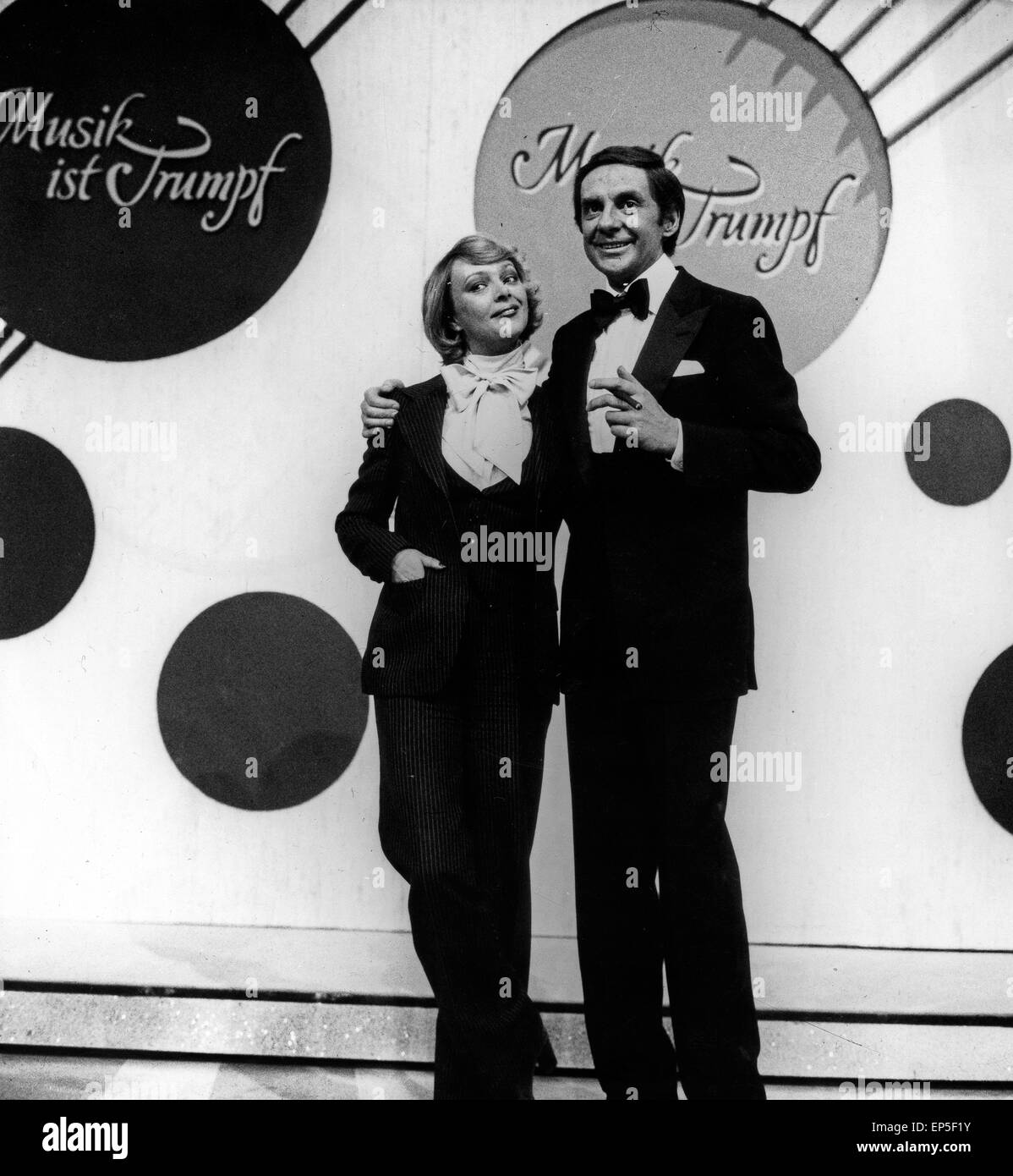 Deutscher Schauspieler, Sänger und Entertainer Harald Juhnke mit Barbara Schöne im ZDF Wunschkonzert 'Musik ist Trumpf', DT Foto Stock