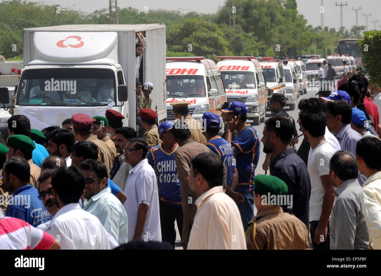 Karachi. 14 Maggio, 2015. Le ambulanze il trasporto di bare delle vittime di un attacco contro la minoranza pakistana Ismaili comunità sciita ai membri di un cimitero per i loro sepoltura nel sud del Pakistan città portuale di Karachi, 14 maggio 2015. Il Pakistan il Primo ministro Nawaz Sharif precipitò al porto della città di Karachi tardi Mercoledì ore dopo i terroristi brutalmente ucciso 45 persone di minoranza di Ismaili comunità sciita, ufficialmente detto. © Masroor/Xinhua/Alamy Live News Foto Stock