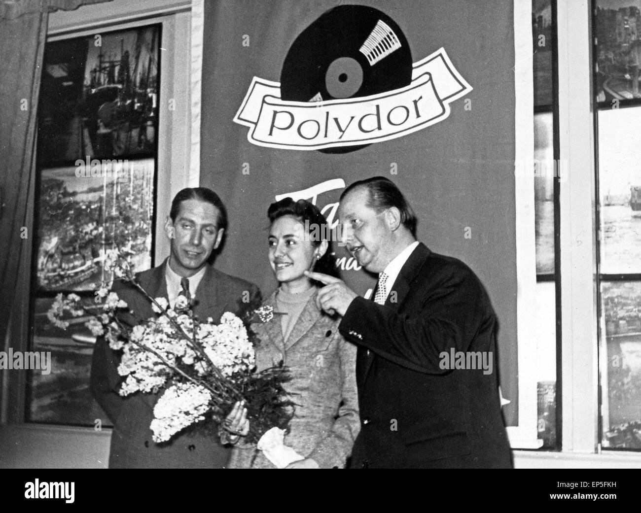 Italienische Sängerin, Tänzerin, Evenin und Schauspielerin Caterina Valente bei der Polydor ad Amburgo, Germania 1 Foto Stock