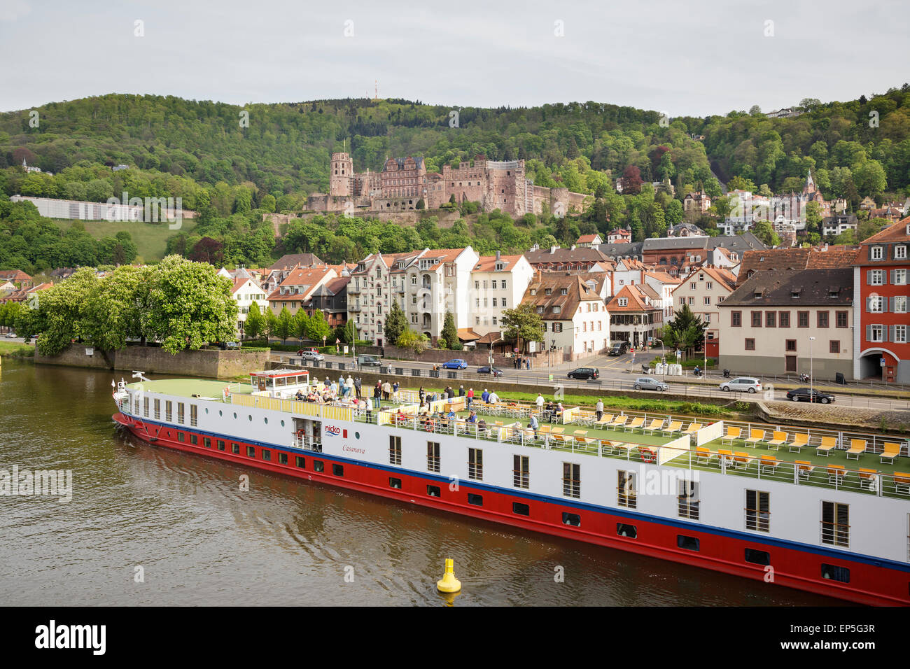 La barca turistica sul fiume Neckar vela passato il Castello di Heidelberg, Heidelberg, Baden-Württemberg, Germania Foto Stock
