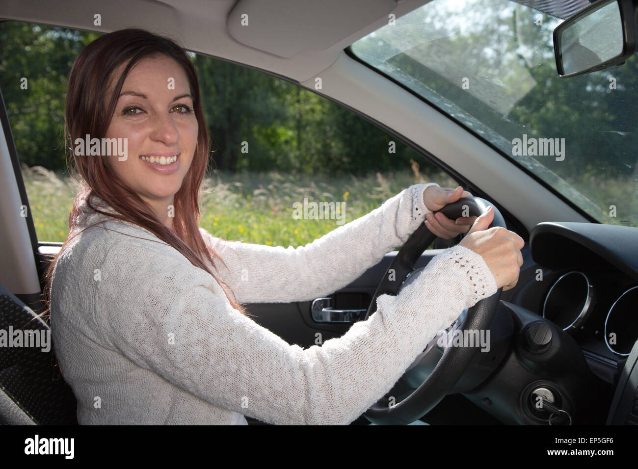 Lachende Autofahrerin Foto Stock