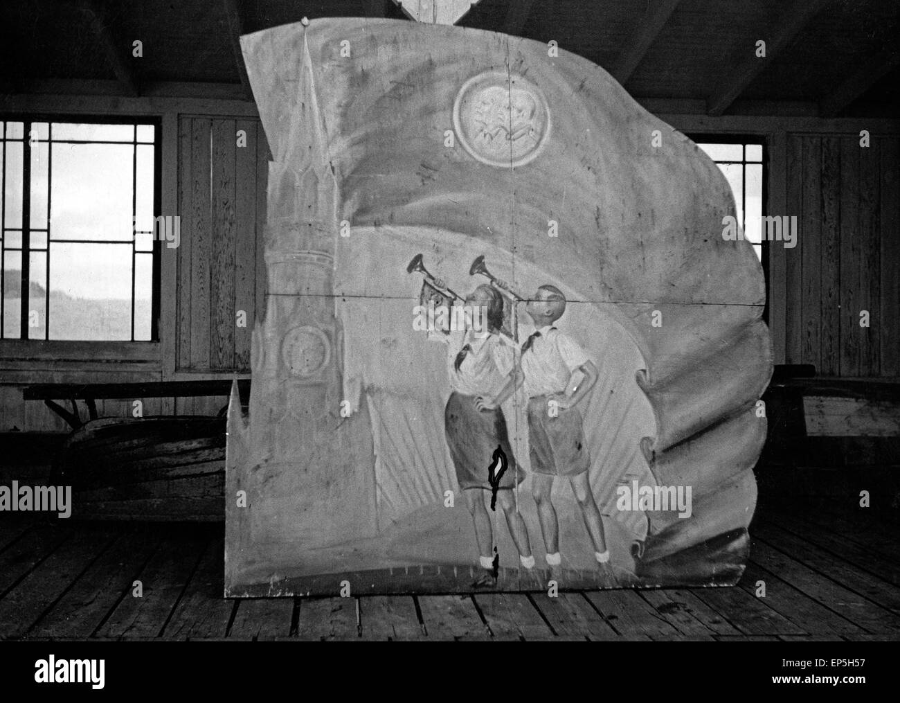 Die neue Kunst auf der Seebrücke im Ostseebad Heringsdorf auf der Insel Usedom, DDR 1950er Jahre. Original-Bildunterschrift: "Ku Foto Stock