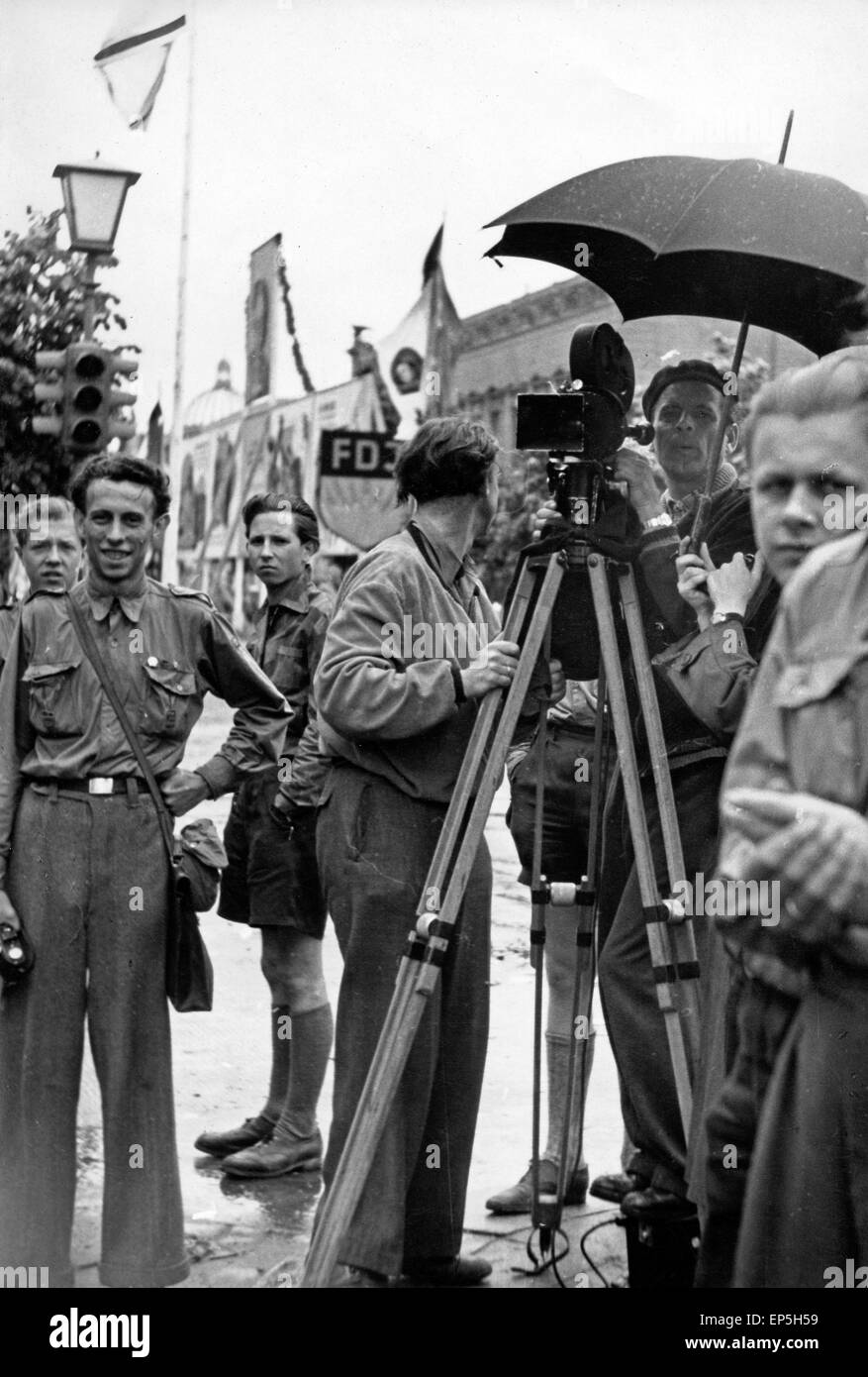 Presse und Filmteam bei einer Kundgebung FDJ in Ost Berlino, DDR 1950er Jahre. Premere e troupe facendo il loro lavoro ad un FDJ publi Foto Stock