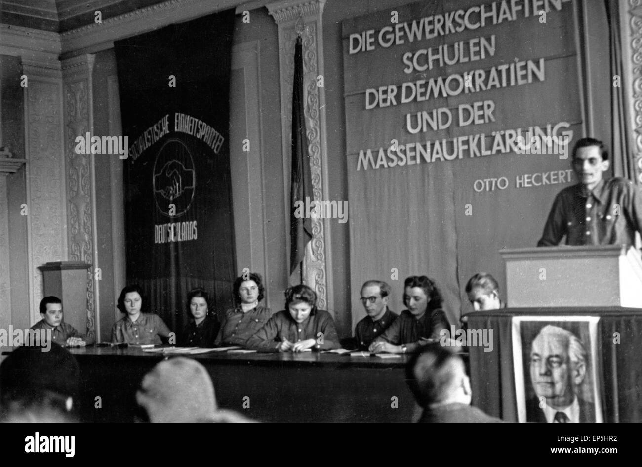 Gewerkschaftsfunktionär bei einem Vortrag, DDR 1950er Jahre. Unione del lavoro ufficiale di erogare un discorso, RDT 1950s. Foto Stock