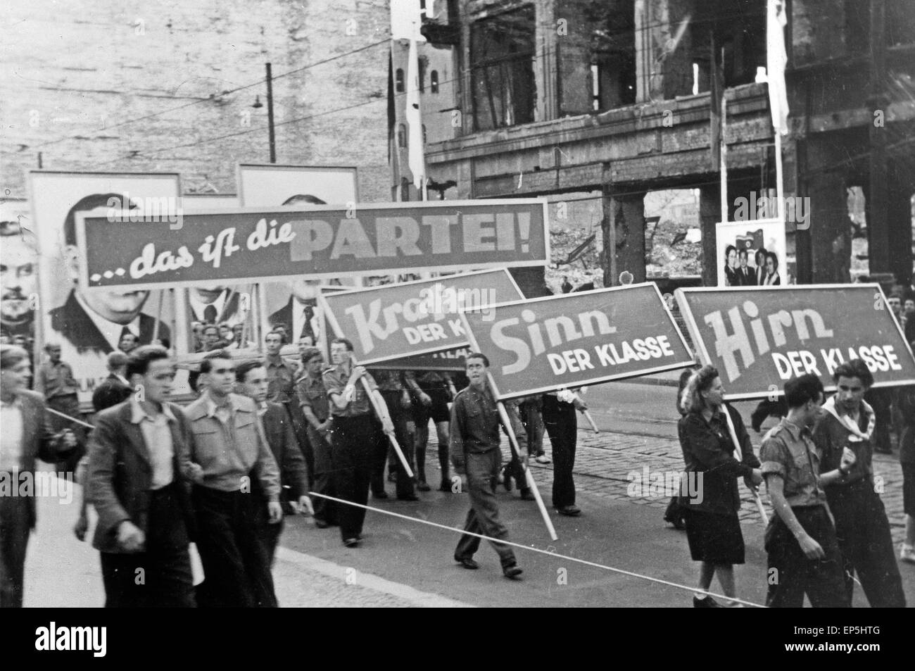 Maikundgebung mit Parade di Görlitz, DDR 1950er Jahre. Primo Maggio del rally con sfilata a Goerlitz, RDT 1950s. Foto Stock