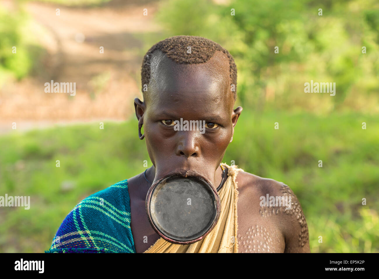 Una donna dalla tribù africana Surma con grande piastra a labbro. Foto Stock