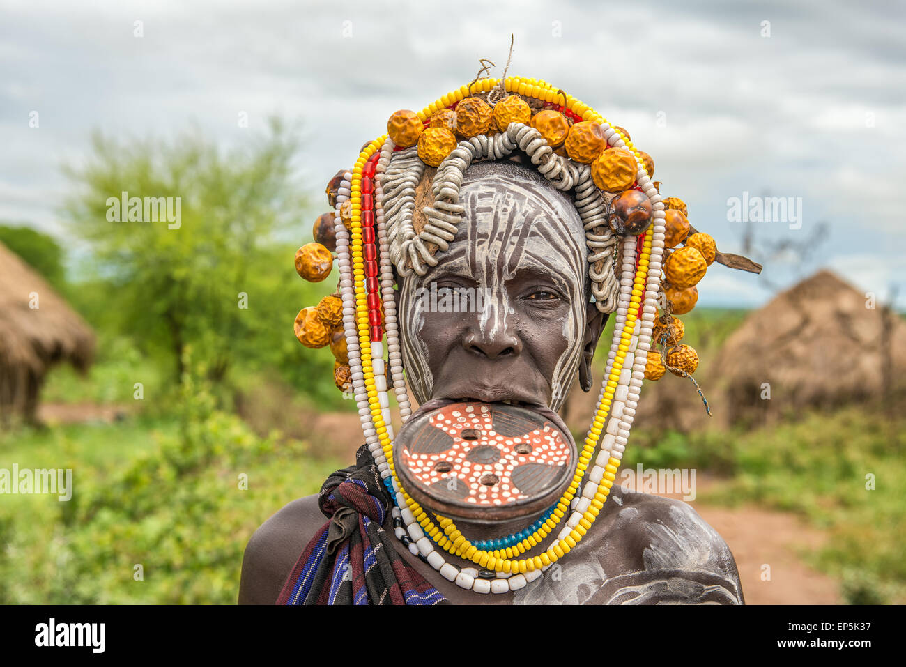 Una donna dalla tribù africana Mursi con grande piastra a labbro nel suo villaggio. Foto Stock