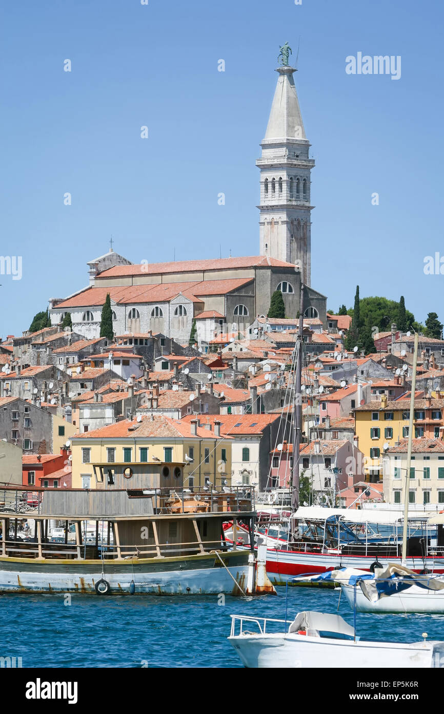 Barche ancorate nella marina e il nucleo storico della città con la Santa Eufemia chiesa in background di Rovigno Croazia. Foto Stock