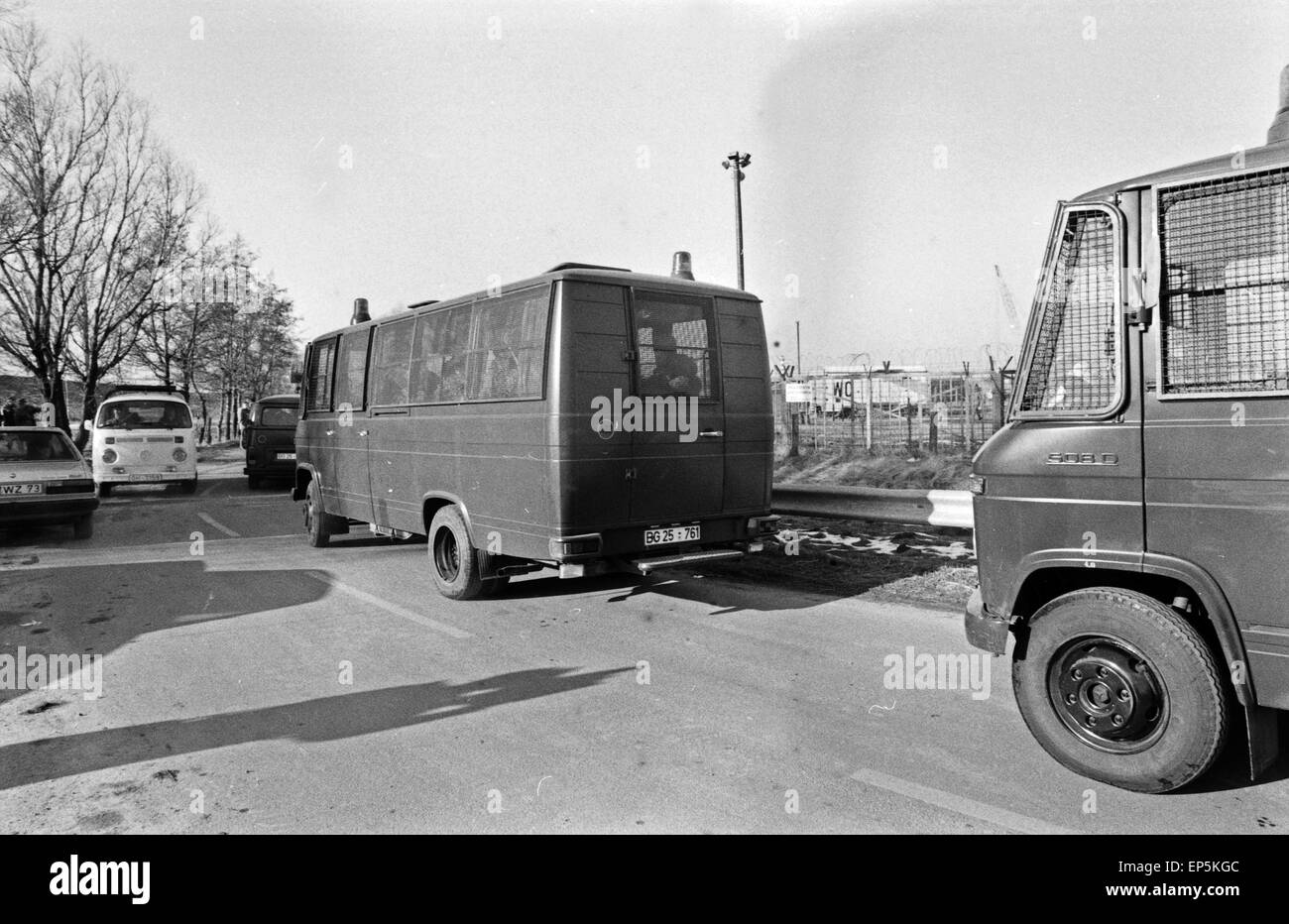 Polizeieinsatzwagen am Zaun des Kernkraftwerks in Brokdorf, Deutschland 1980er Jahre. Camion della polizia alla recinzione di Brokdorf nuc Foto Stock