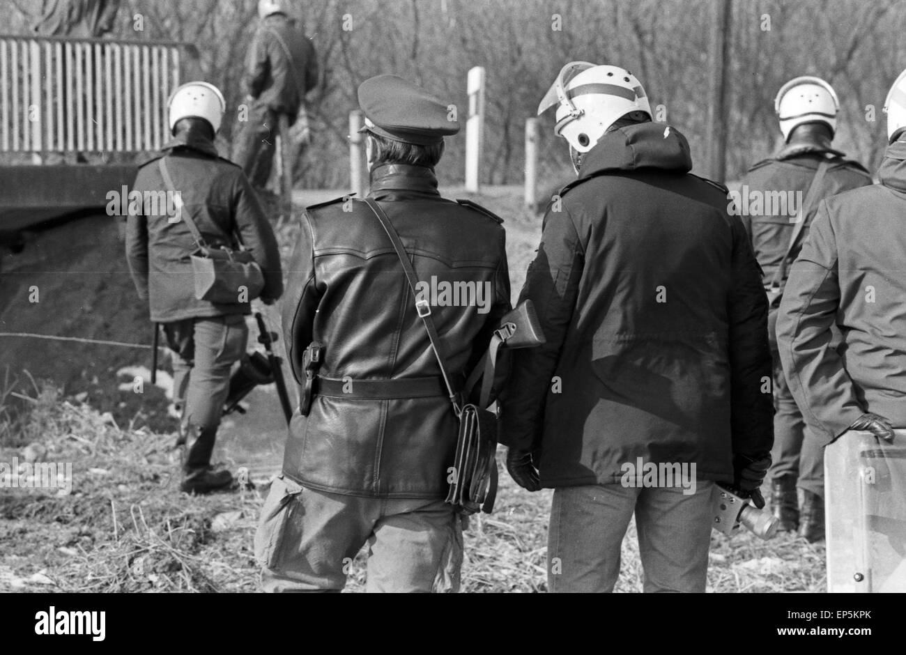 Polizeieinsatzkräfte verschaffen sich einen Überblick am Kernkraftwerk in Brokdorf, Deutschland 1980er Jahre. Scansione di polizia th Foto Stock