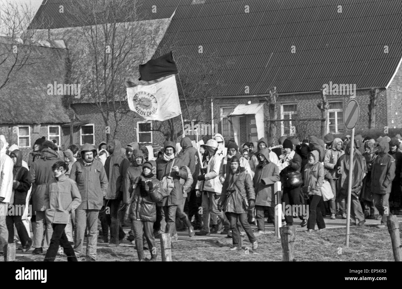 Demonstranten beim protesta gegen den Bau des Kernkraftwerks in Brokdorf, Deutschland 1980er Jahre. I manifestanti in corrispondenza della zona di Bro Foto Stock