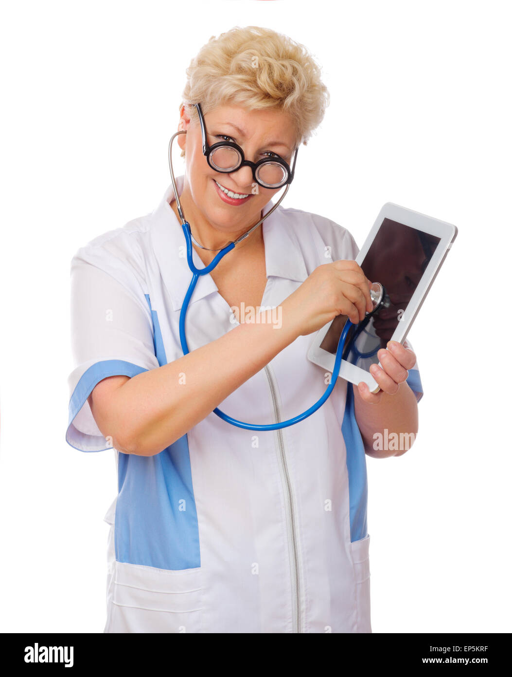 Coppia medico ascoltare tablet PC da uno stetoscopio isolato Foto Stock