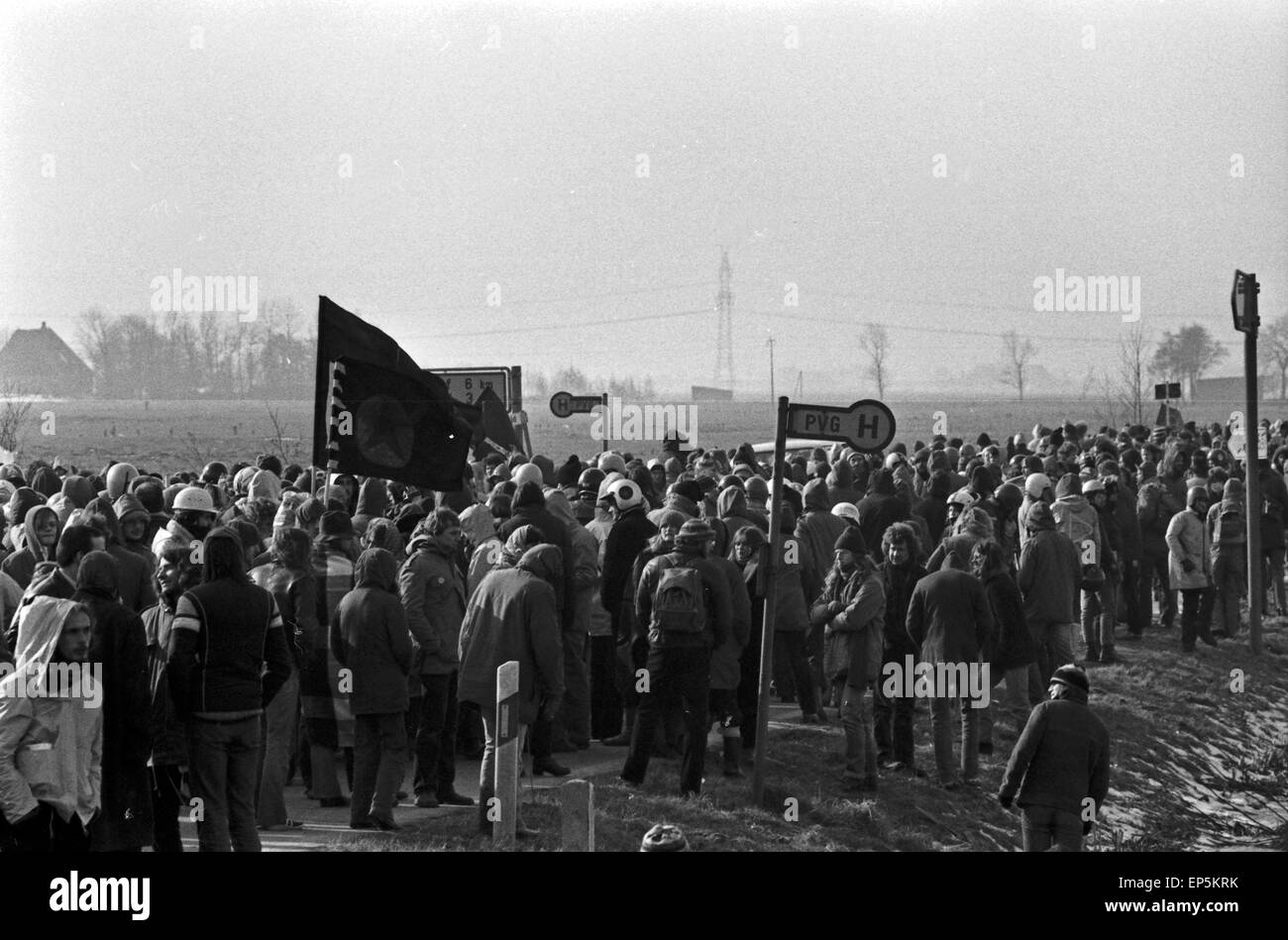 Demonstranten beim protesta gegen den Bau des Kernkraftwerks in Brokdorf, Deutschland 1980er Jahre. I manifestanti in corrispondenza della zona di Bro Foto Stock