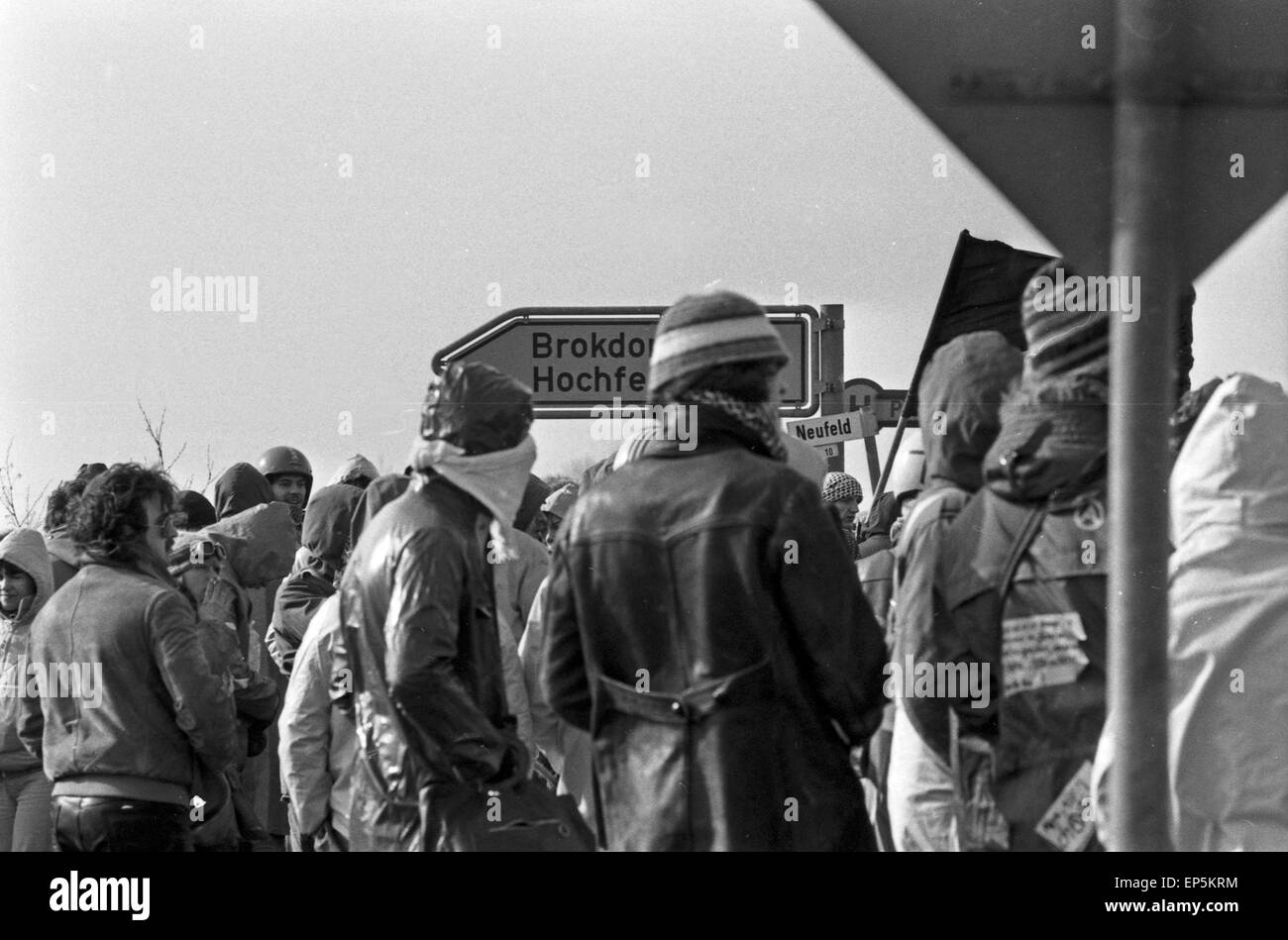 Demonstranten beim protesta gegen den Bau des Kernkraftwerks in Brokdorf, Deutschland 1980er Jahre. I manifestanti in corrispondenza della zona di Bro Foto Stock