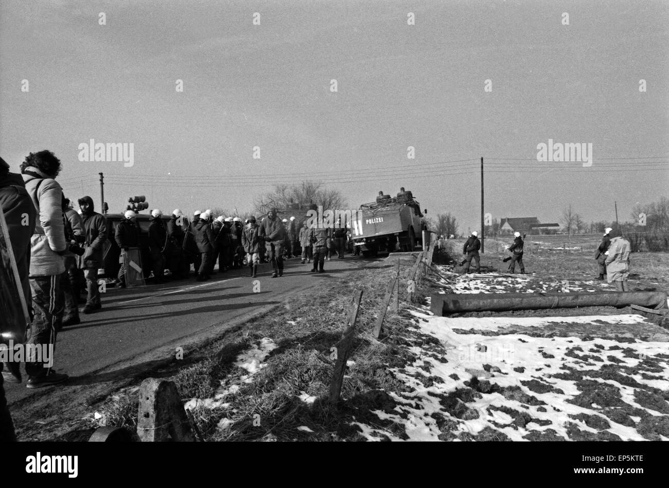 Demonstranten beim protesta gegen den Bau des Kernkraftwerks in Brokdorf, Deutschland 1980er Jahre. I manifestanti in corrispondenza della zona di Bro Foto Stock