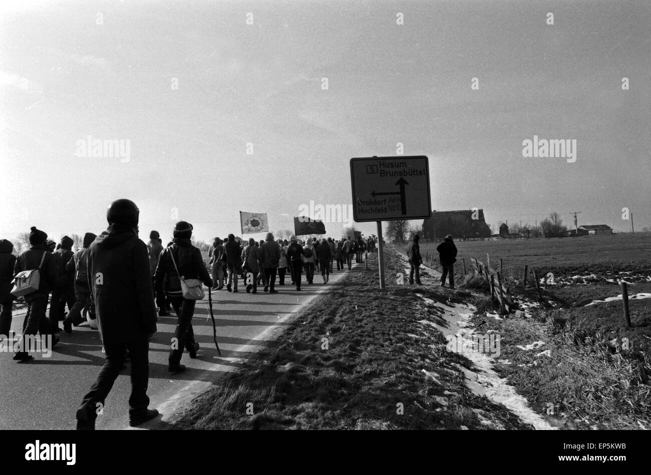 Demonstranten beim protesta gegen den Bau des Kernkraftwerks in Brokdorf, Deutschland 1980er Jahre. I manifestanti in corrispondenza della zona di Bro Foto Stock