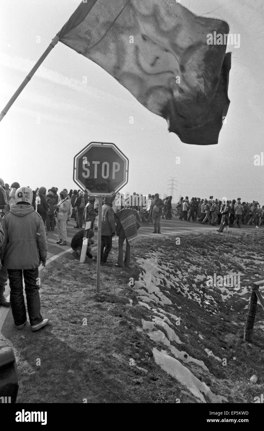 Demonstranten beim protesta gegen den Bau des Kernkraftwerks in Brokdorf, Deutschland 1980er Jahre. I manifestanti in corrispondenza della zona di Bro Foto Stock