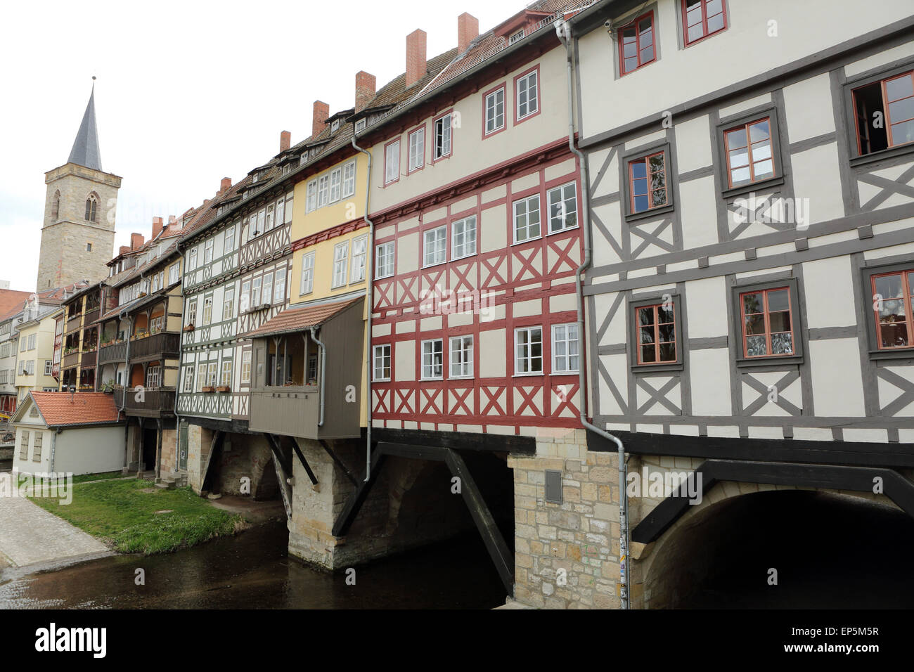 Il Kraemerbruecke (Merchants' ponte) a Erfurt, Germania. Il ponte medievale attraversa il fiume Gera. Foto Stock