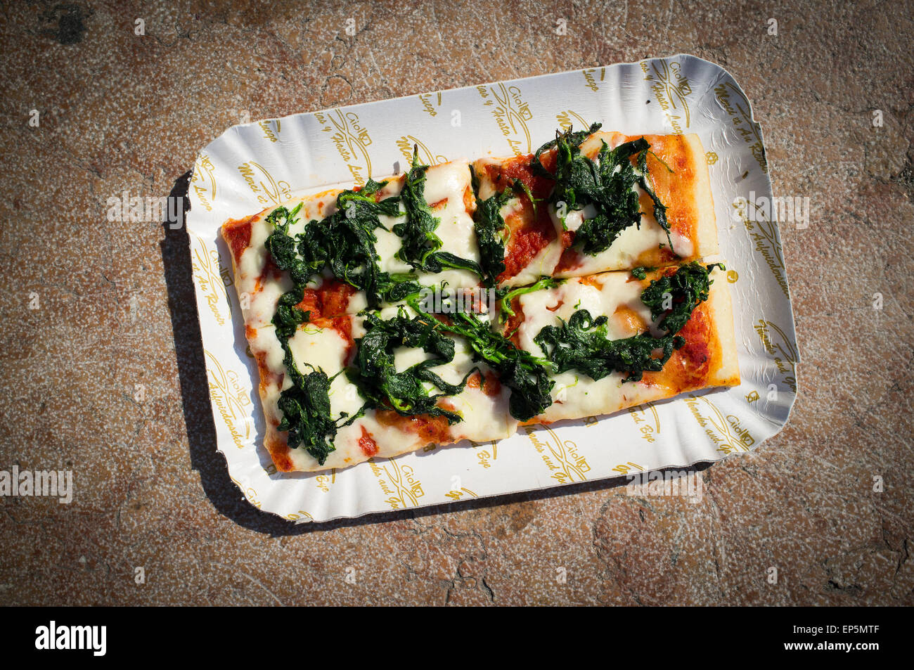 Fette di pizza da asporto vendute da una street cafe in Italia. Foto Stock