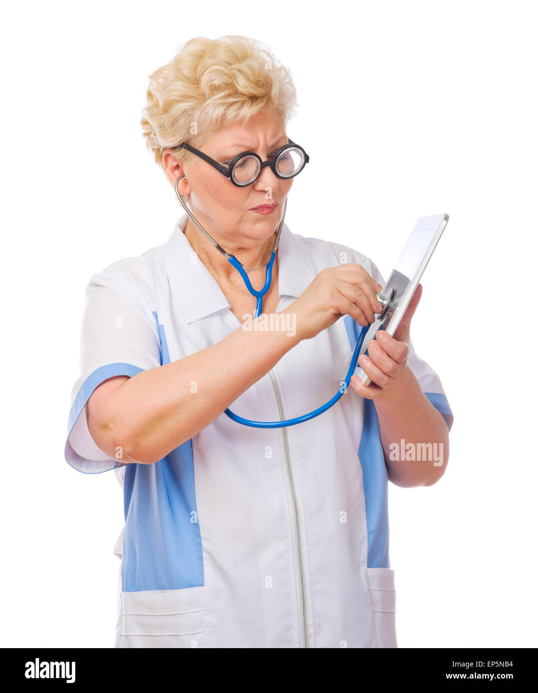 Divertenti medico maturo ascoltare tablet PC da uno stetoscopio isolato Foto Stock