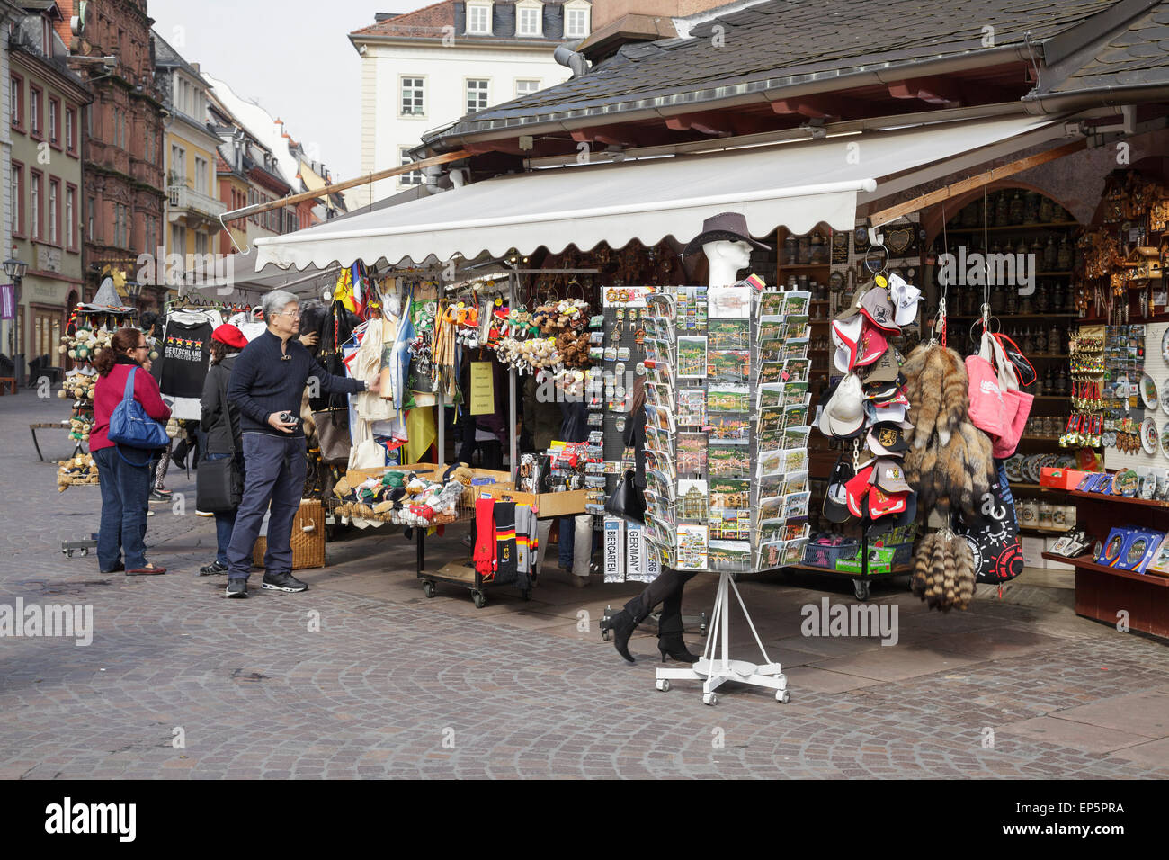 I turisti lo shopping per souvenir sulla Marktplatz, Heidelberg, Baden-Württemberg, Germania Foto Stock