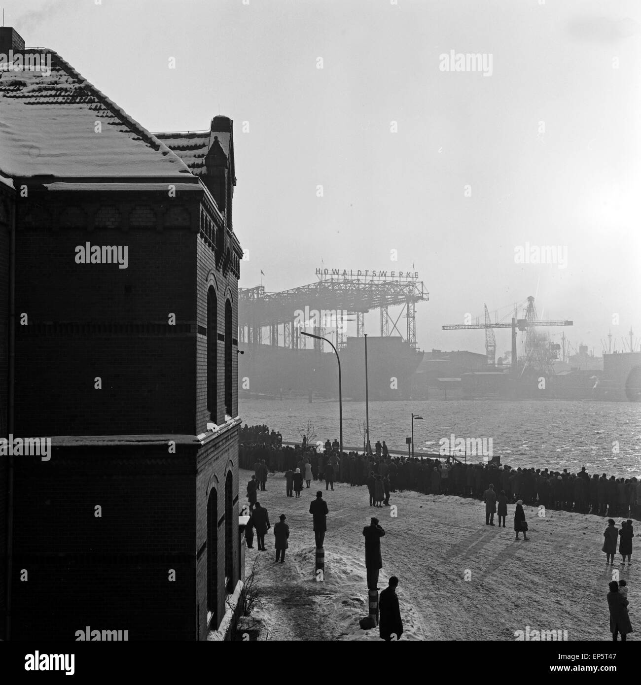 Blick auf die Howaldtswerke am Tag des Stapellaufs des Schiffs 'ESSO Deutschland " im Hafen von Hamburg 1963, Deutschland 1960er Foto Stock