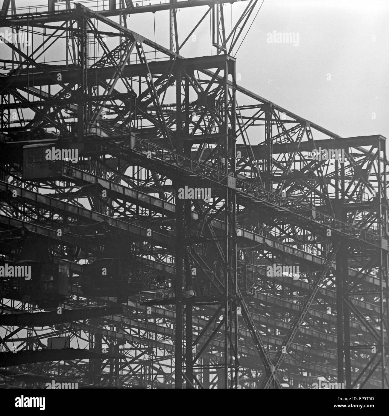 Blick auf die Howaldtswerke am Tag des Stapellaufs des Schiffs 'ESSO Deutschland " im Hafen von Hamburg 1963, Deutschland 1960er Foto Stock