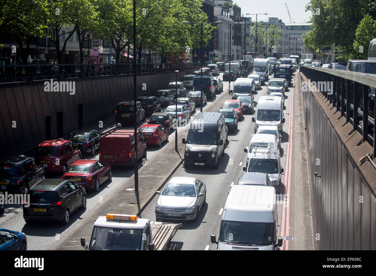 Il sottopassaggio Euston il traffico pesante bloccato in marmellata solida Foto Stock
