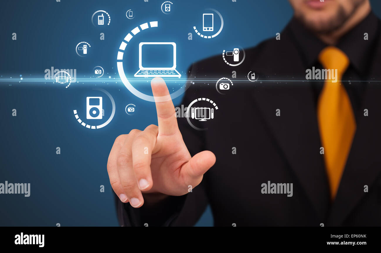 Imprenditore premendo tipo di supporto virtuale di pulsanti Foto Stock