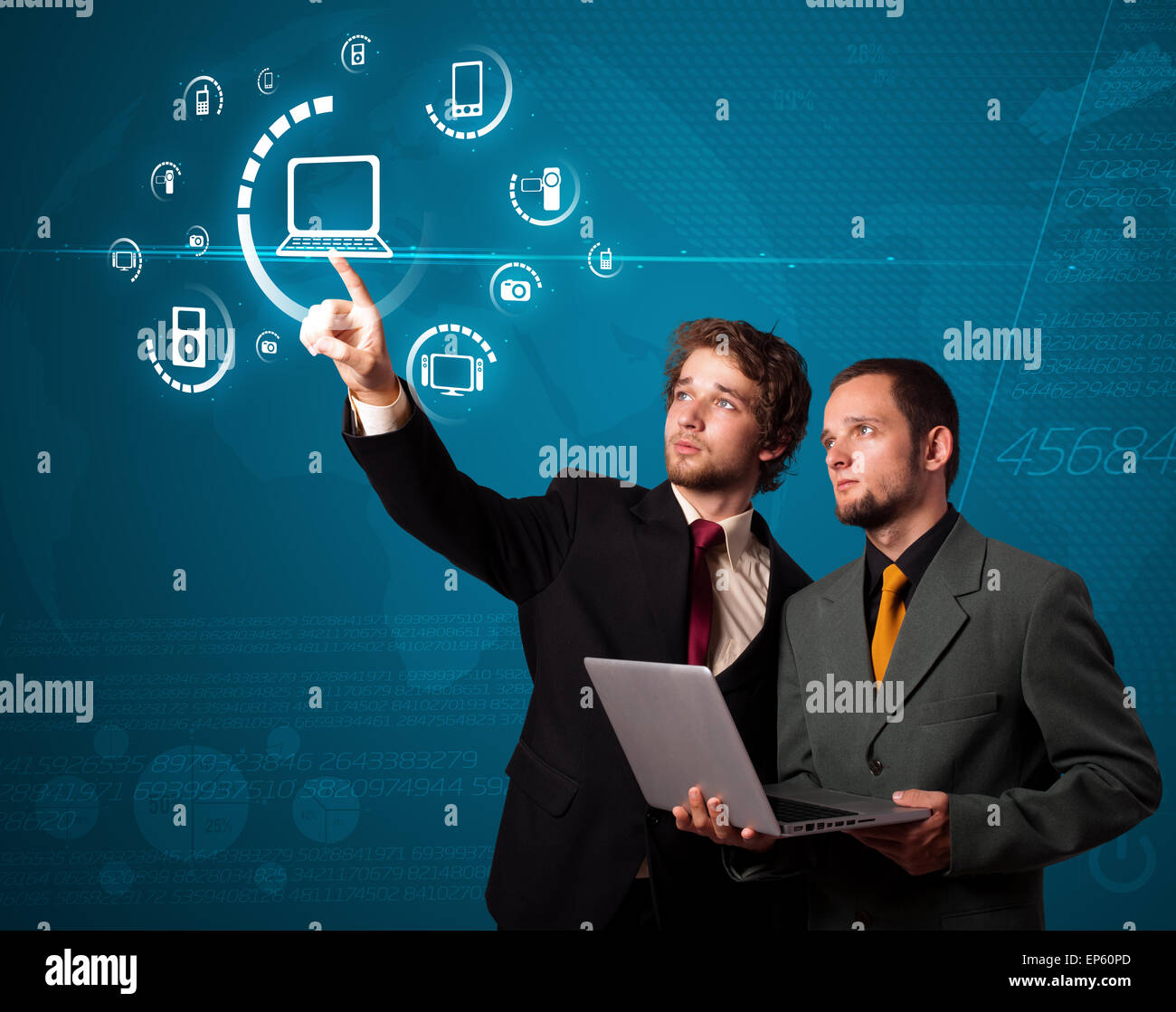 Imprenditore premendo tipo di supporto virtuale di pulsanti Foto Stock