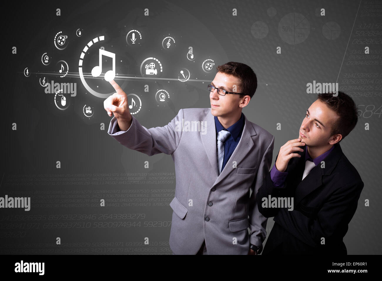 Imprenditore premendo tipo di supporto virtuale di pulsanti Foto Stock