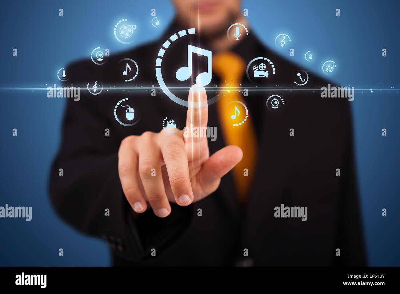 Imprenditore premendo tipo di supporto virtuale di pulsanti Foto Stock