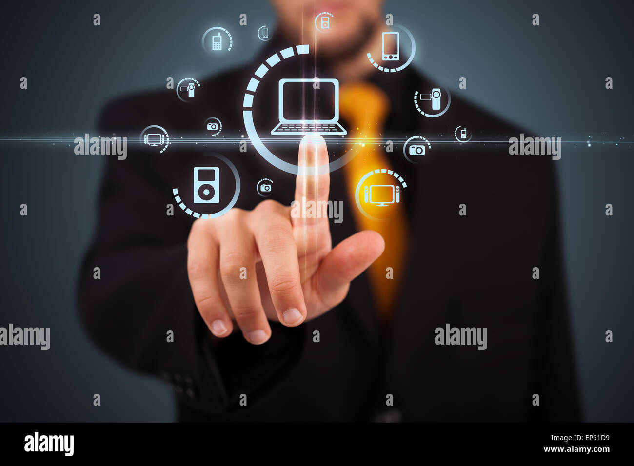 Imprenditore premendo tipo di supporto virtuale di pulsanti Foto Stock