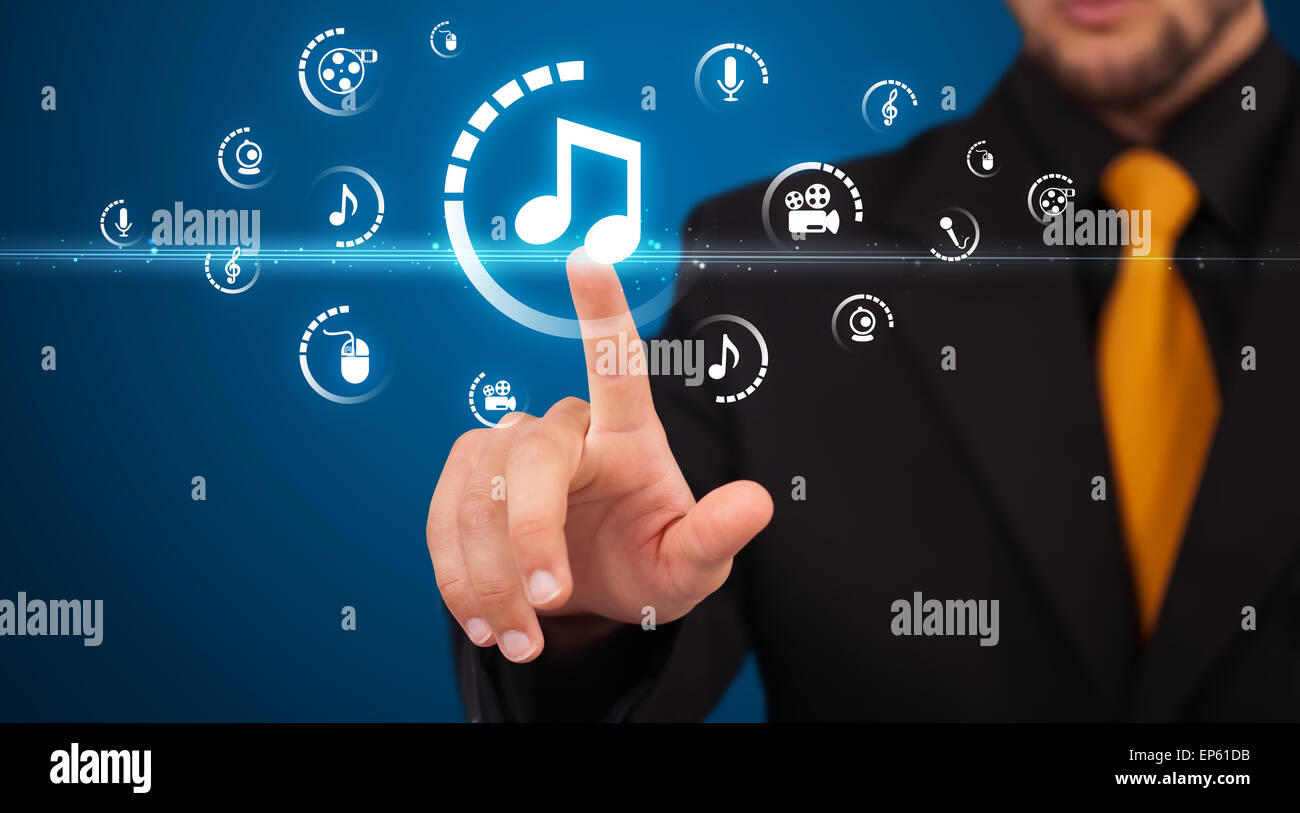 Imprenditore premendo tipo di supporto virtuale di pulsanti Foto Stock