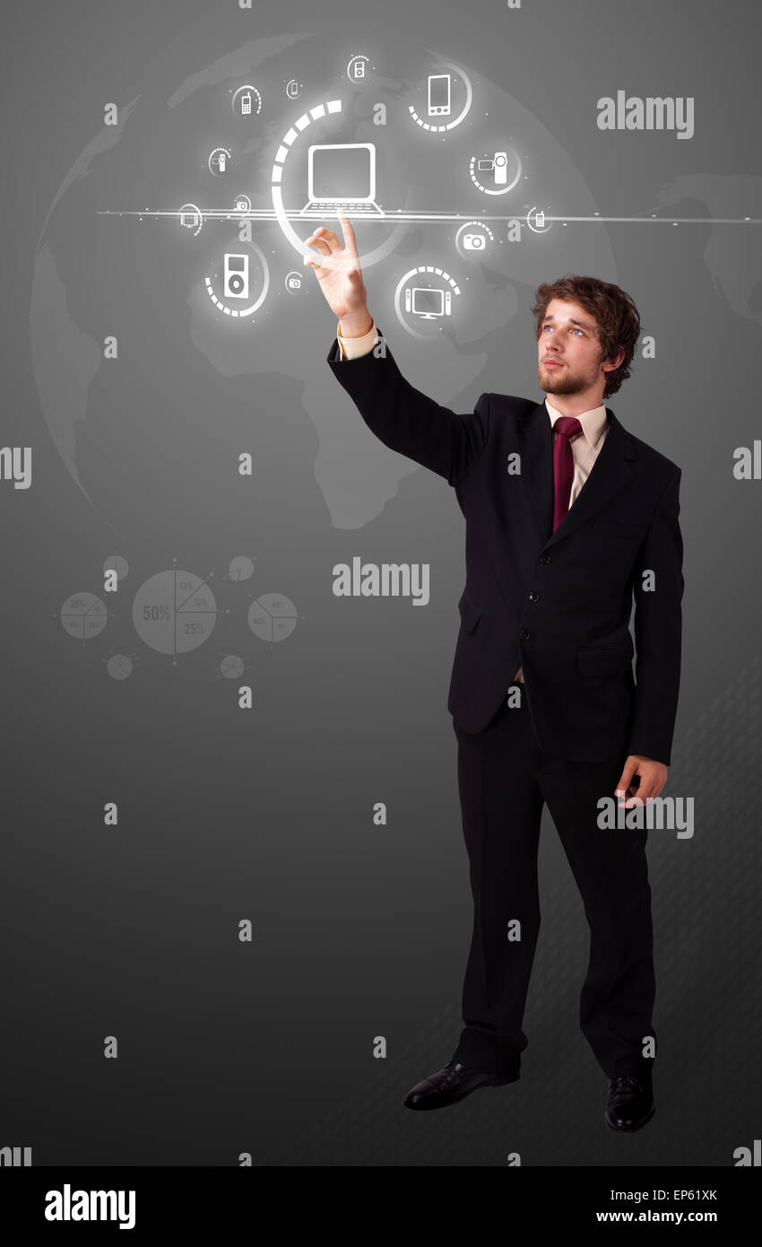Imprenditore premendo tipo di supporto virtuale di pulsanti Foto Stock