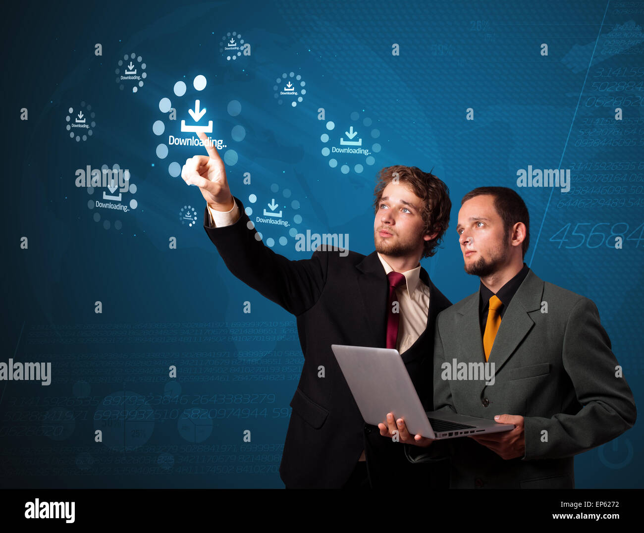 Imprenditore premendo tipo di supporto virtuale di pulsanti Foto Stock