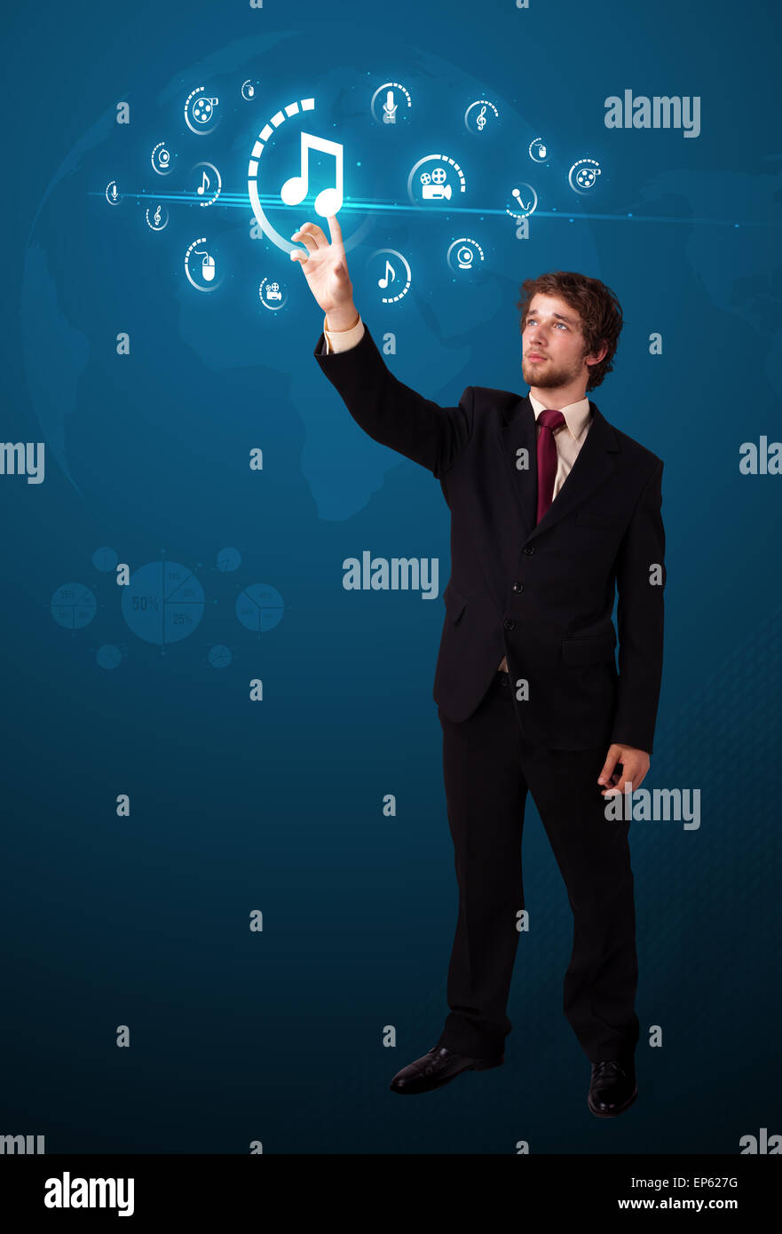 Imprenditore premendo tipo di supporto virtuale di pulsanti Foto Stock