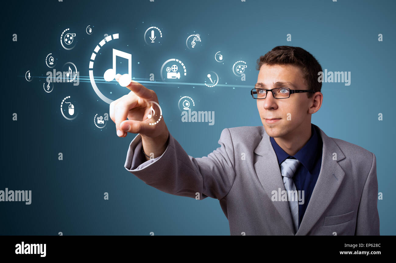 Imprenditore premendo tipo di supporto virtuale di pulsanti Foto Stock