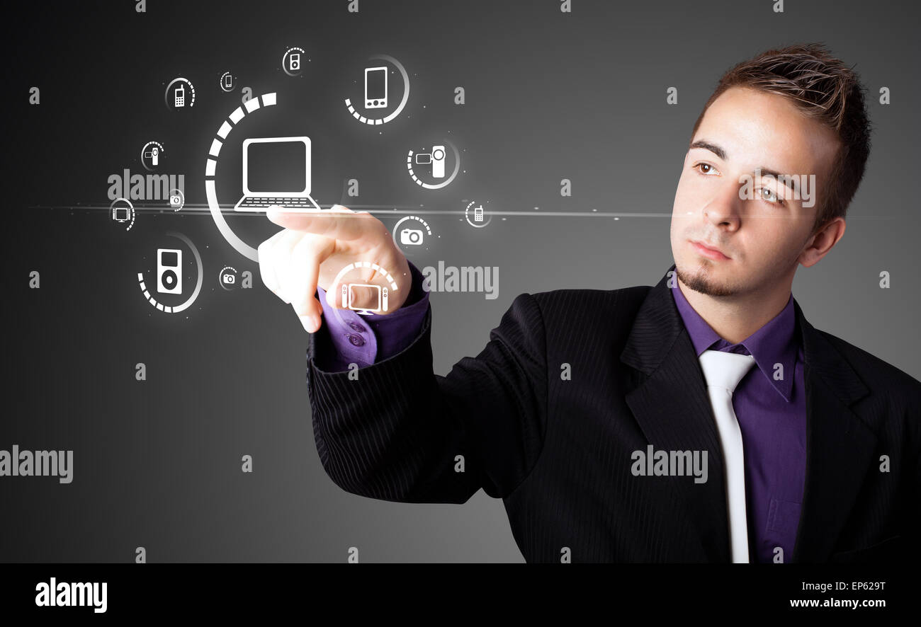 Imprenditore premendo tipo di supporto virtuale di pulsanti Foto Stock