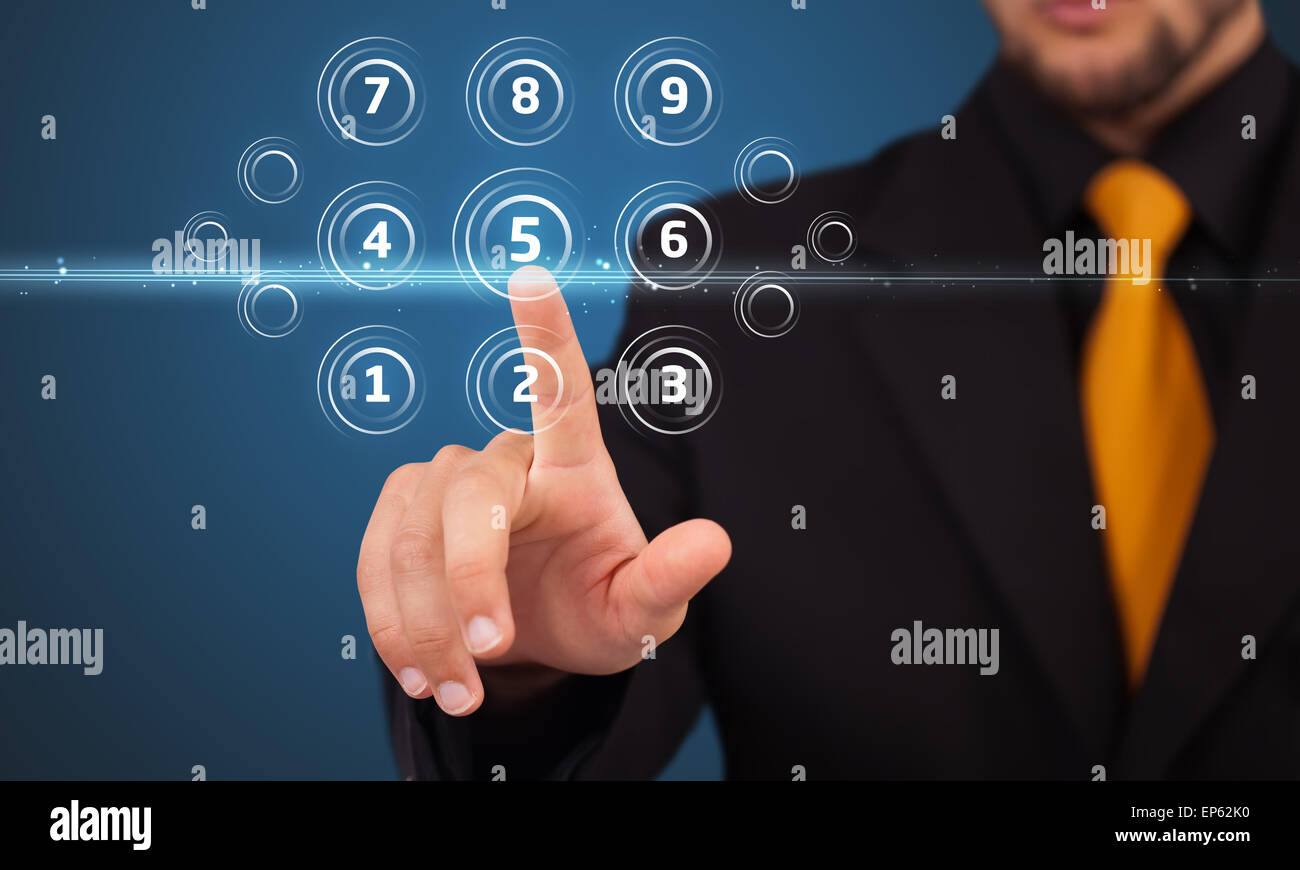 Imprenditore premendo tipo di supporto virtuale di pulsanti Foto Stock