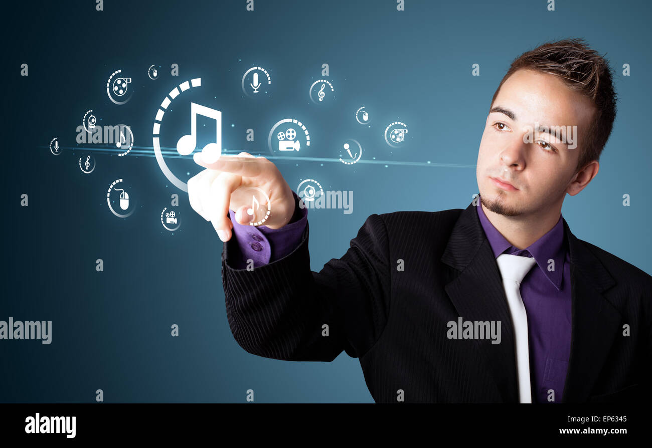 Imprenditore premendo tipo di supporto virtuale di pulsanti Foto Stock