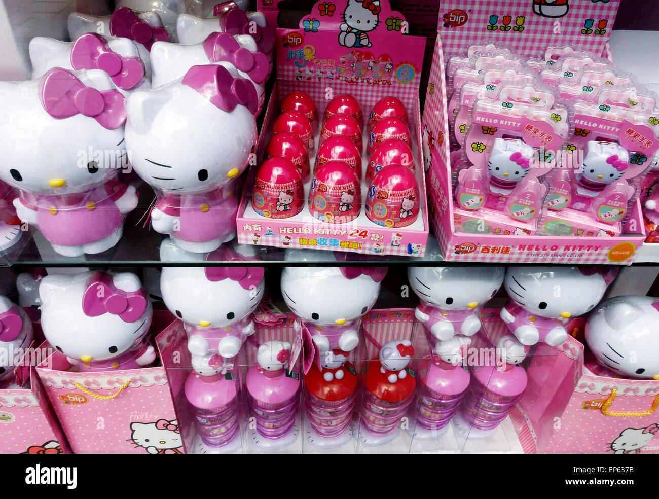 Hello Kitty merchandise visualizzati in Londra vetrina Foto Stock